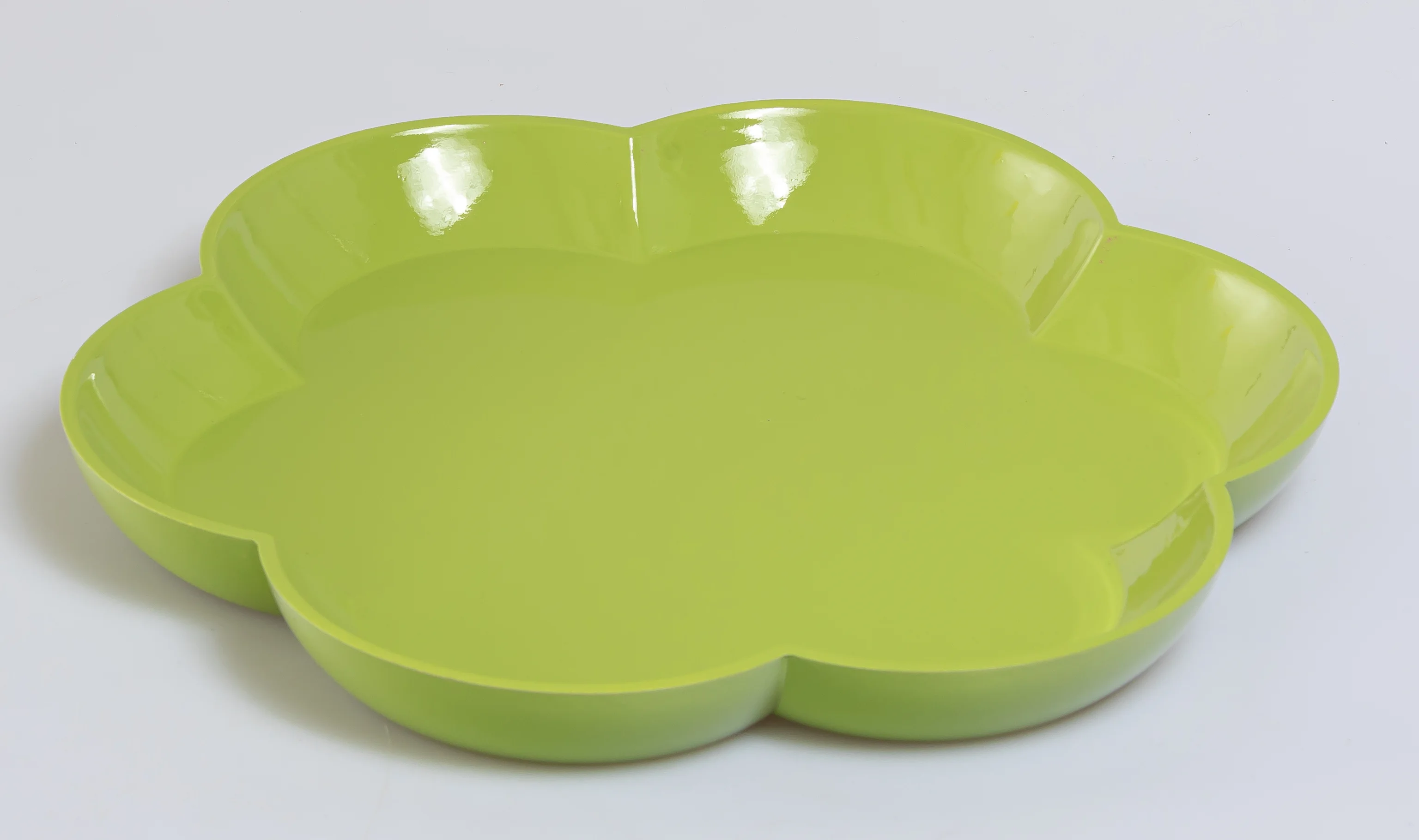 Flower-shaped divided tray